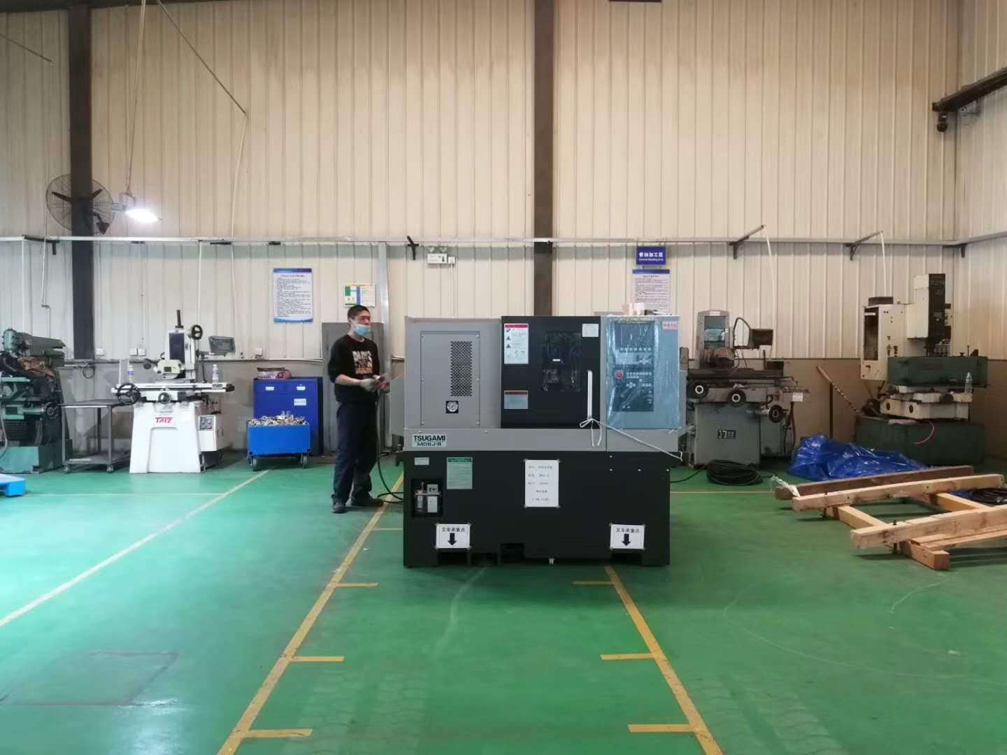 刀塔移動(dòng)式CNC精密加工(gong)自動車床